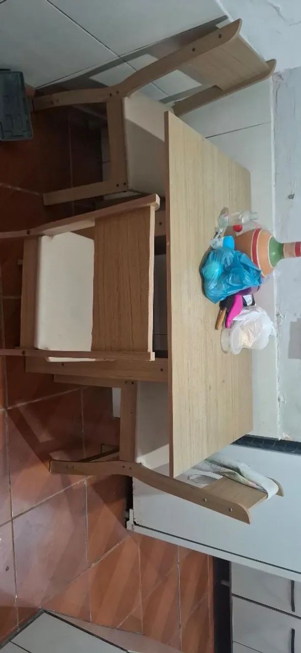 Mesa com 4 cadeiras 