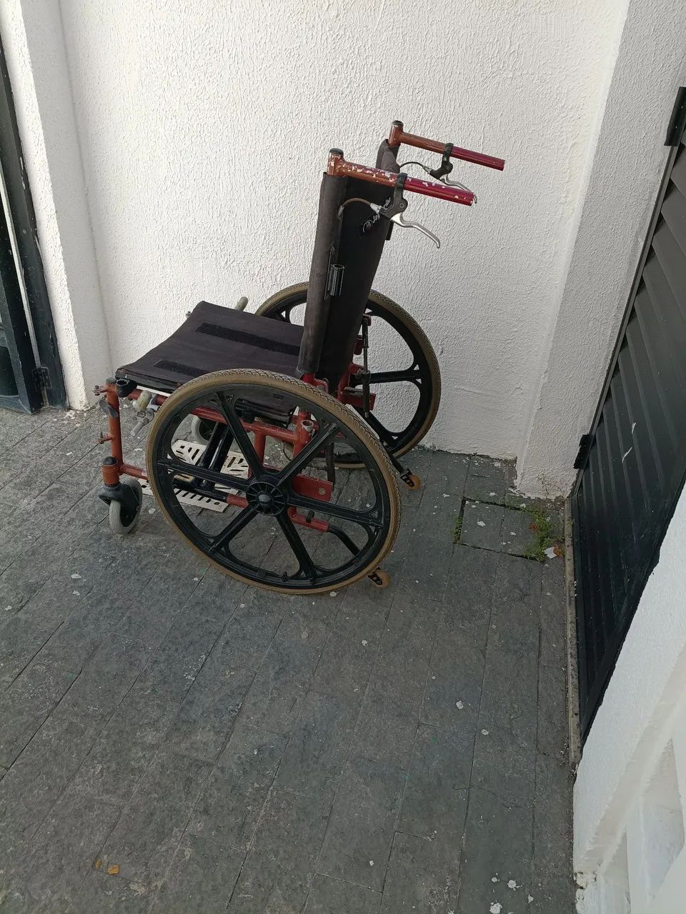 Cadeira de roda de alumínio com regulagem de inclinação. - Foto 4