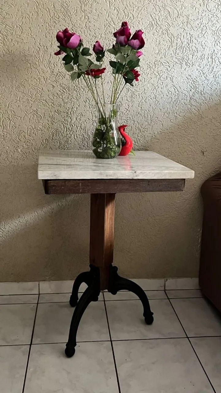 Mesa de Mármore com Pé de Ferro - R$ 200