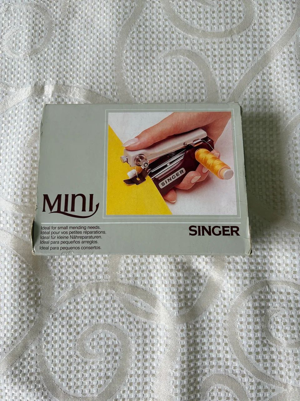 Mini máquina de costura antiga