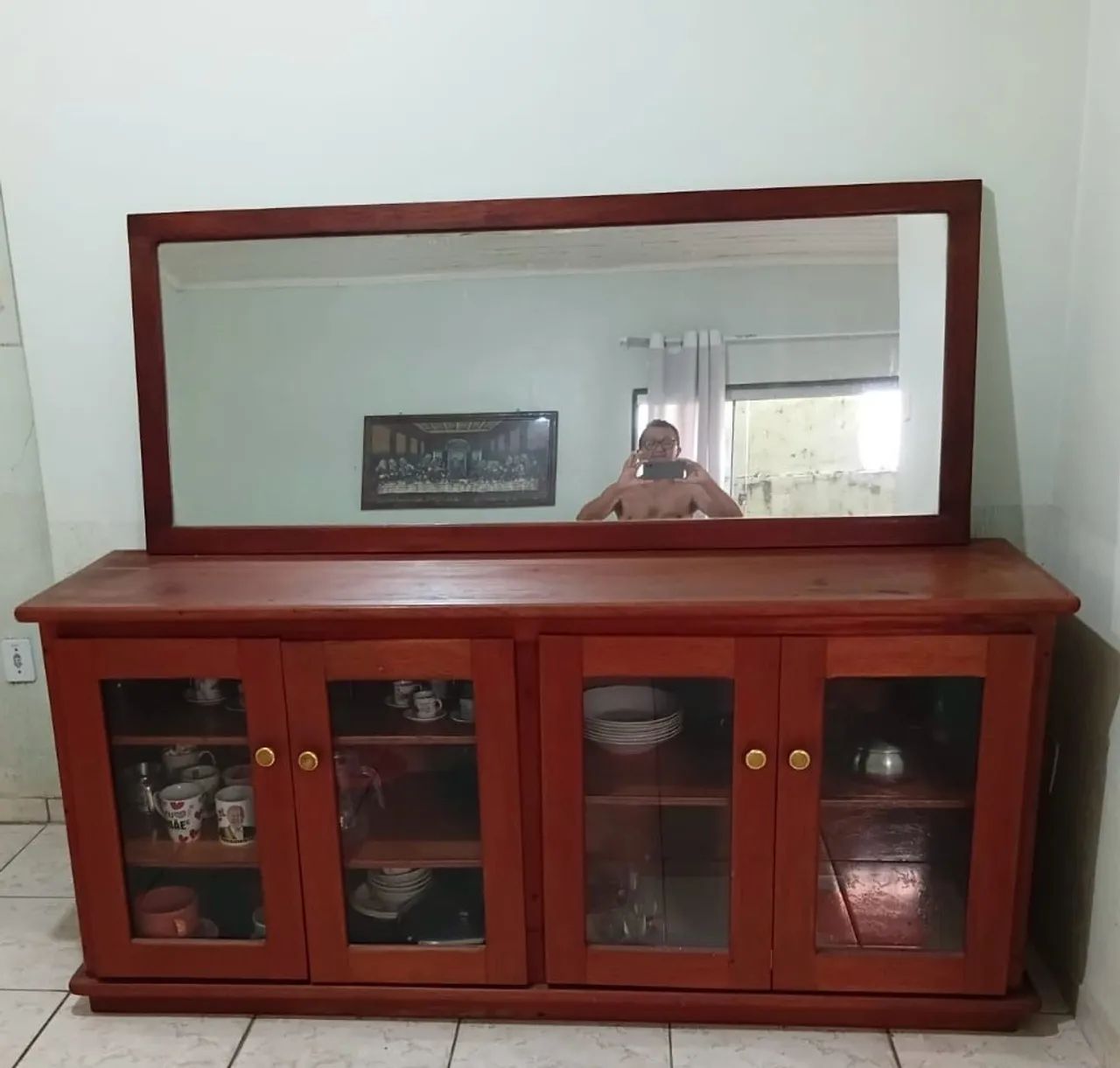 Buffet de madeira com espelho 