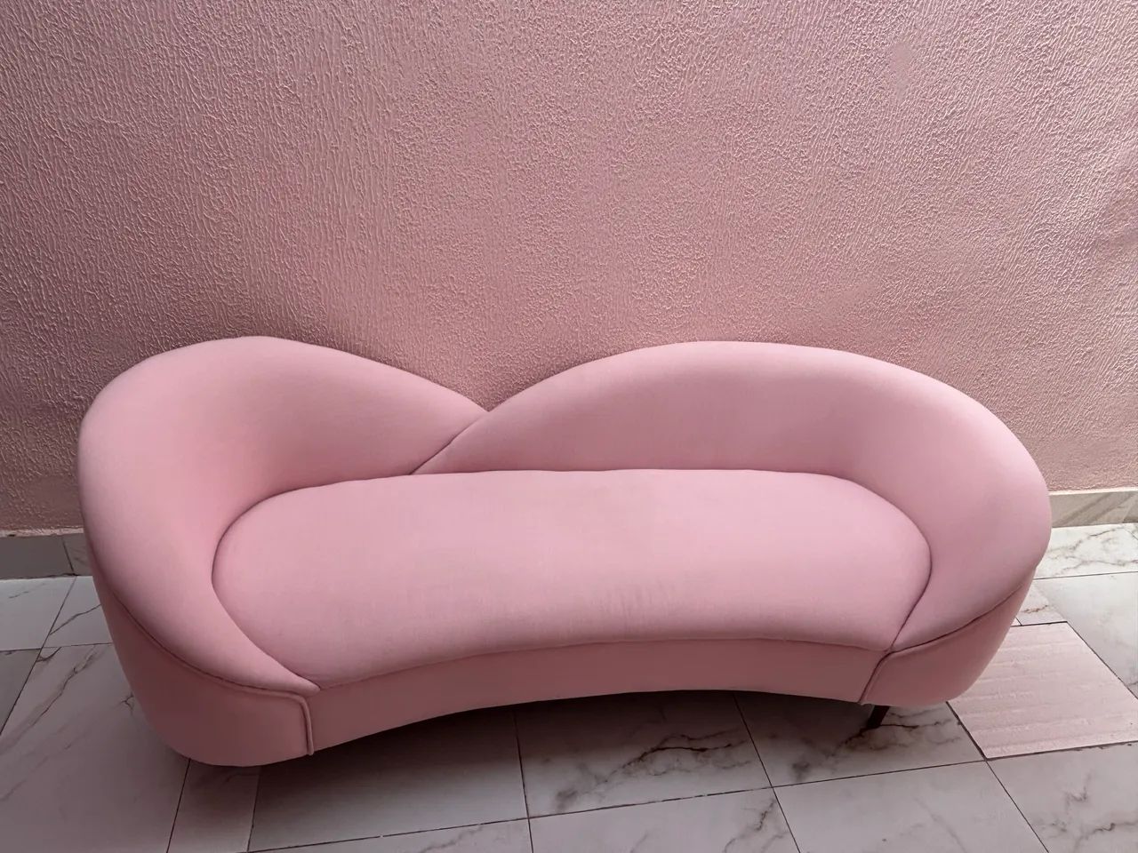 Sofá em tecido cor rosa 