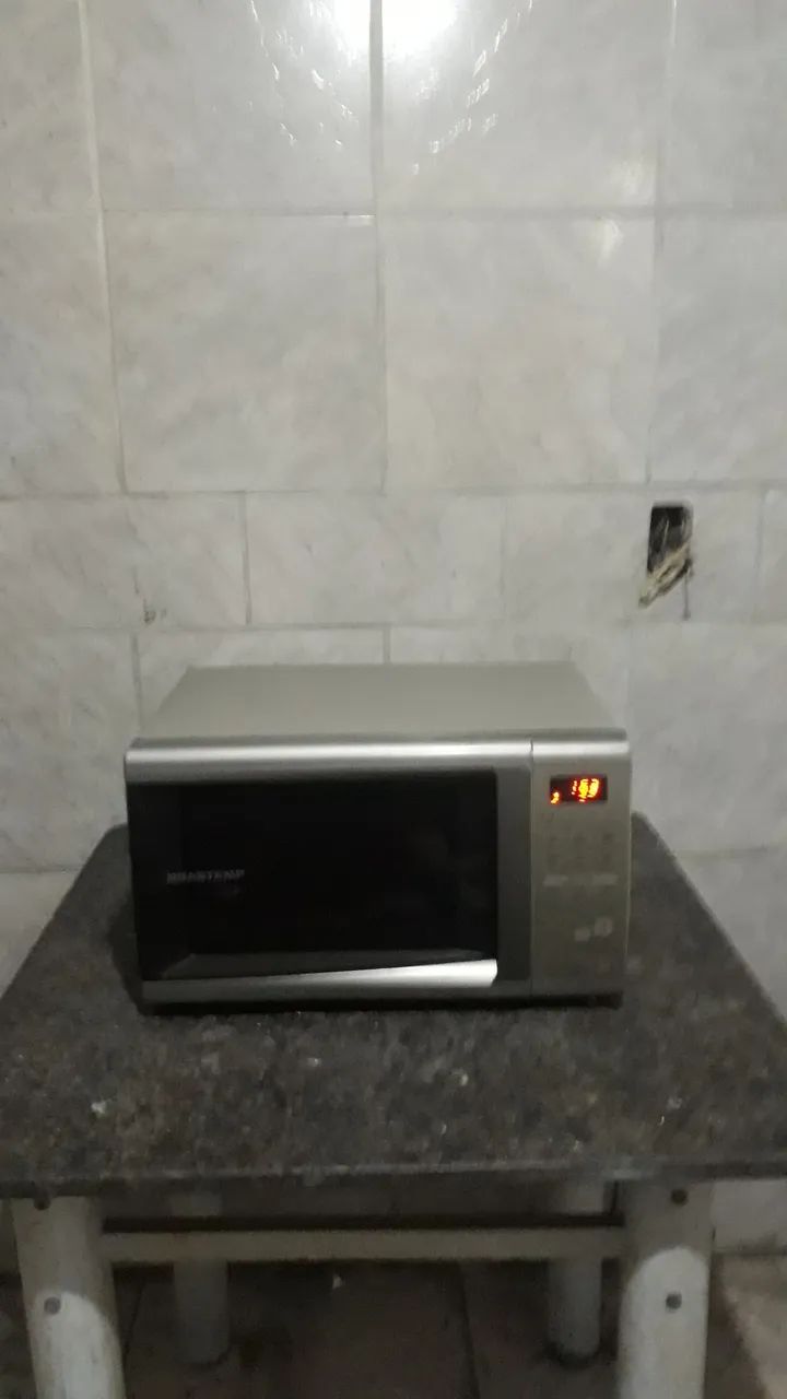 Microondas Brastemp 20 litros funcionando perfeitamente. 