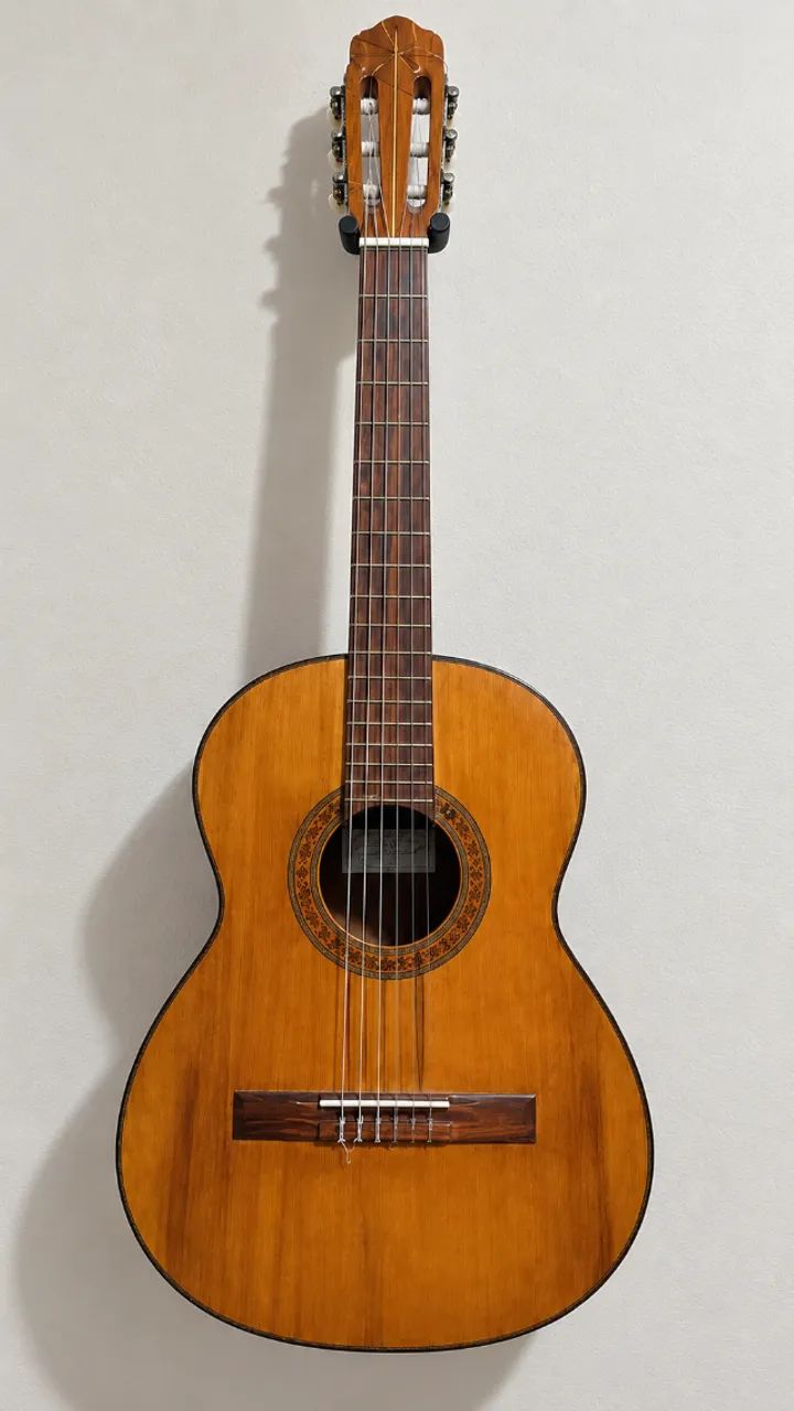 Violão antigo com ótimo som