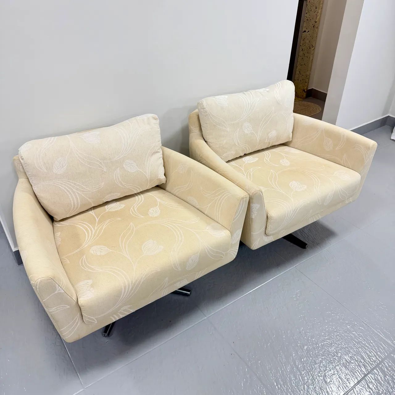 POLTRONAS GIRATÓRIAS MARCA ESTOFADOS JARDIM - Foto 3