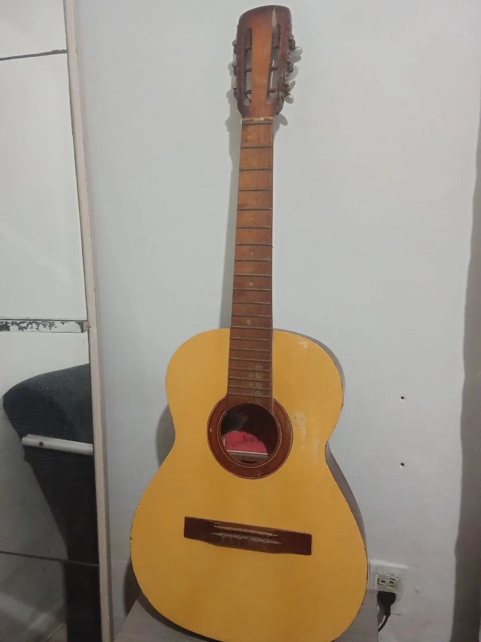 Violão sem cordas 