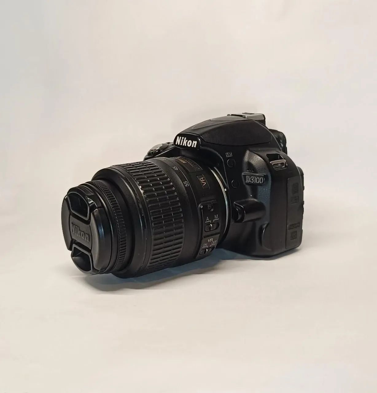 Nikon D3100 com lente do Kit com parasol