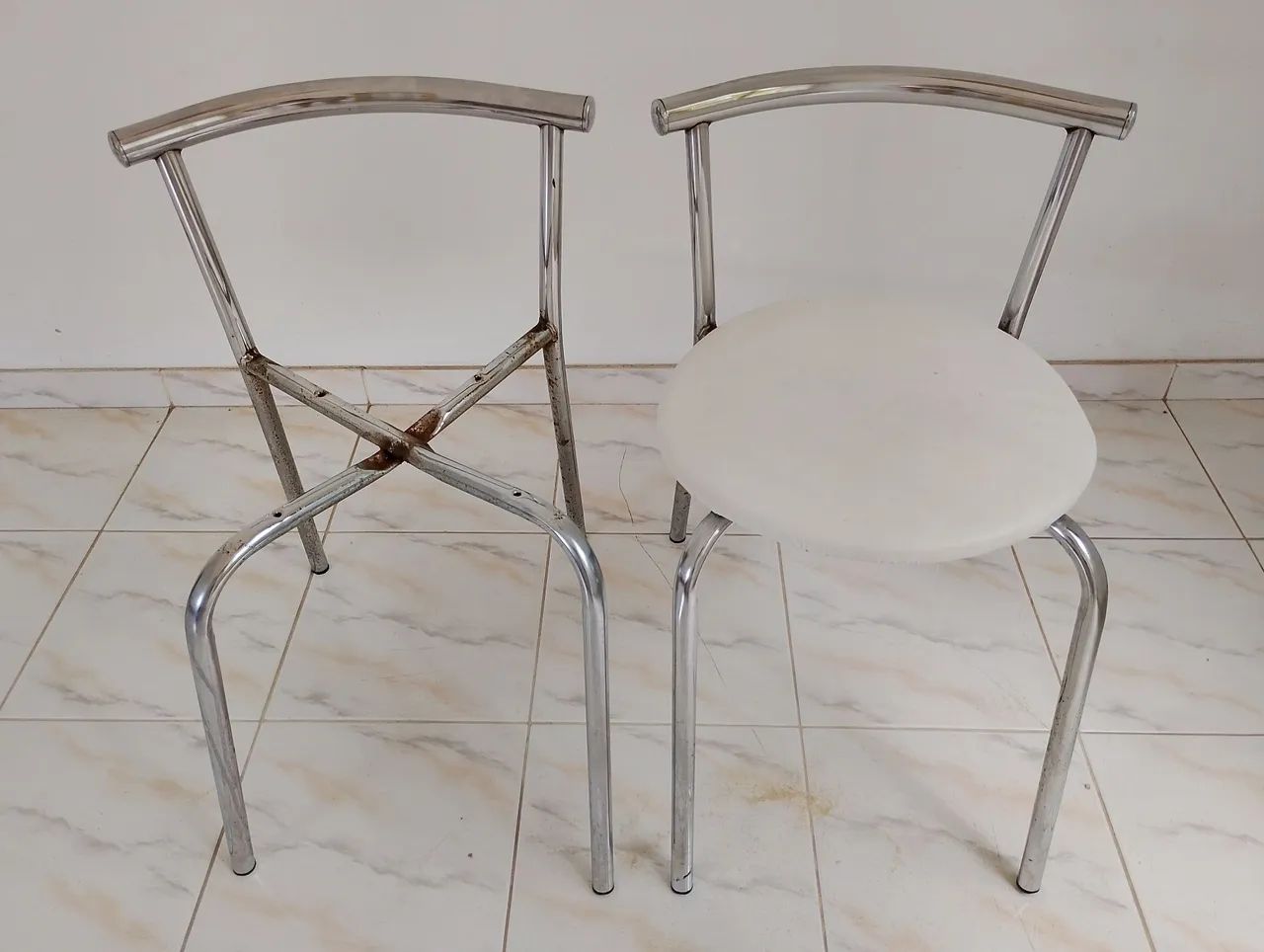 Conjunto com 2 cadeiras Carraro 105 (Modelo Padrão):