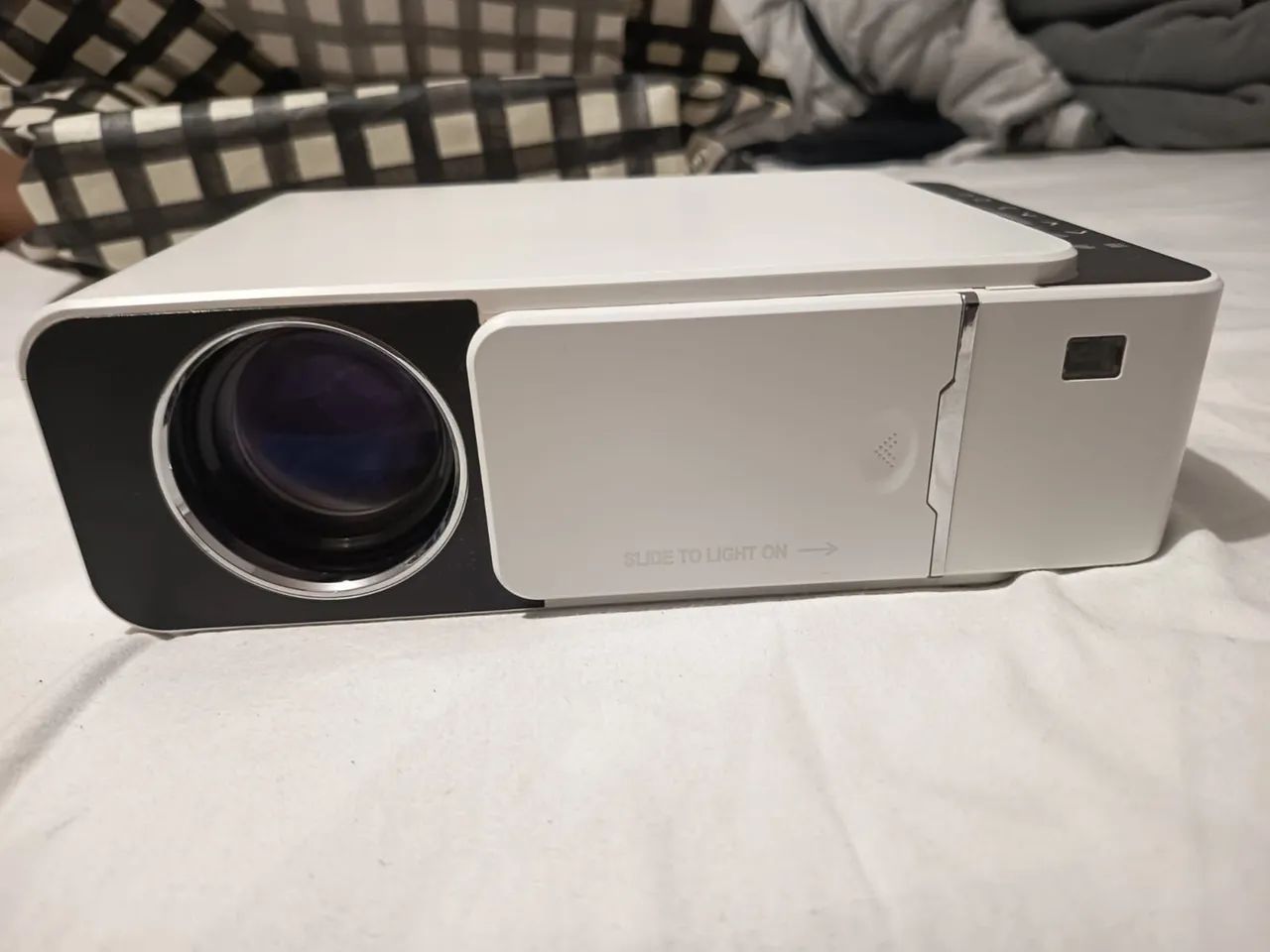 Projetor Mini e tripé 