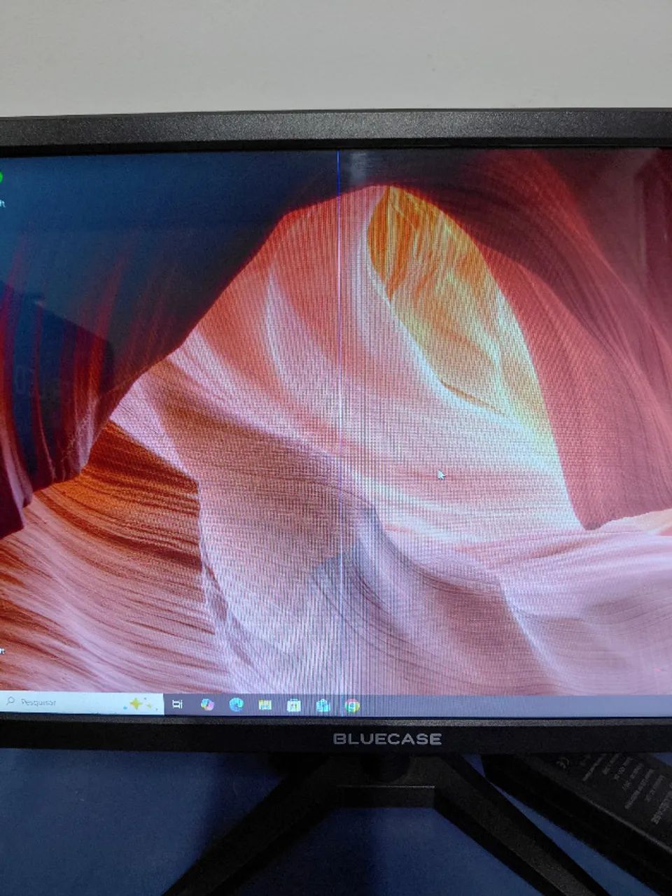 Monitor Novo 19 Saída Hdmi e Vga Completo na Caixa Porem tem uma Linha Finíssima - Foto 2