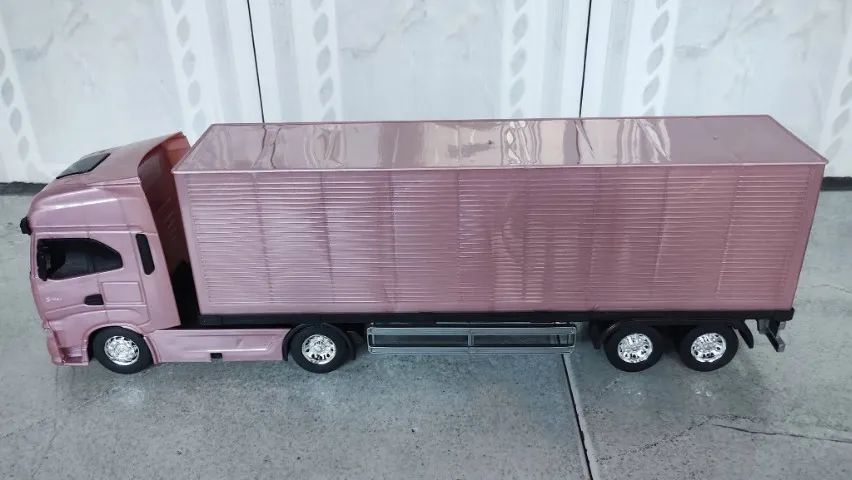  Caminhão Iveco rosa 