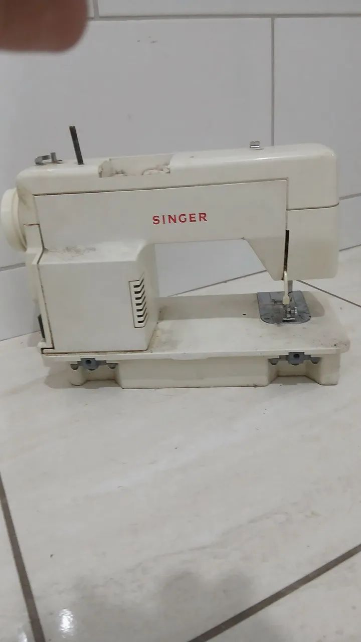Máquina de costura singer modelo precisa  - Foto 3