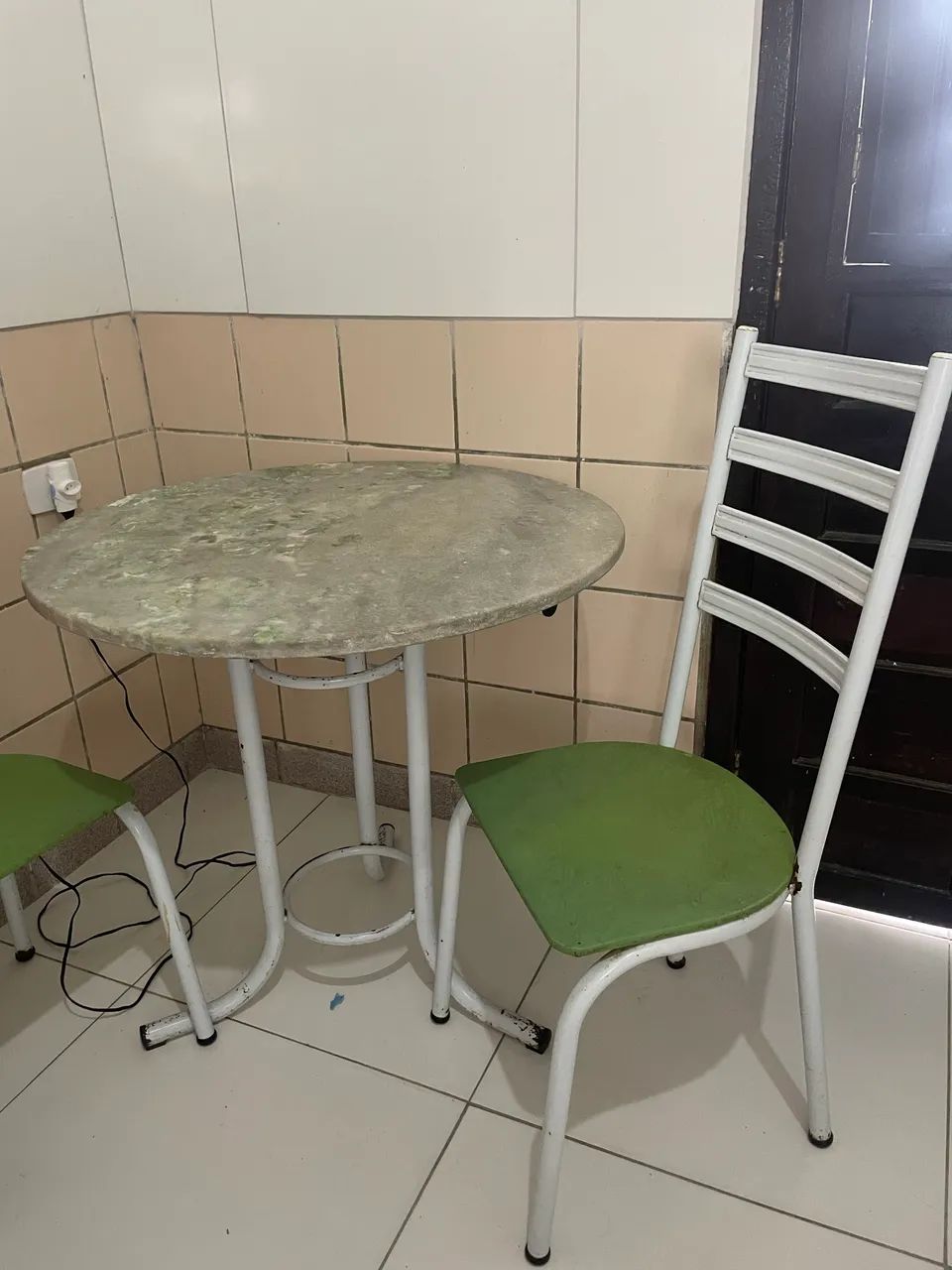 MESA COM 4 cadeiras  - Foto 2
