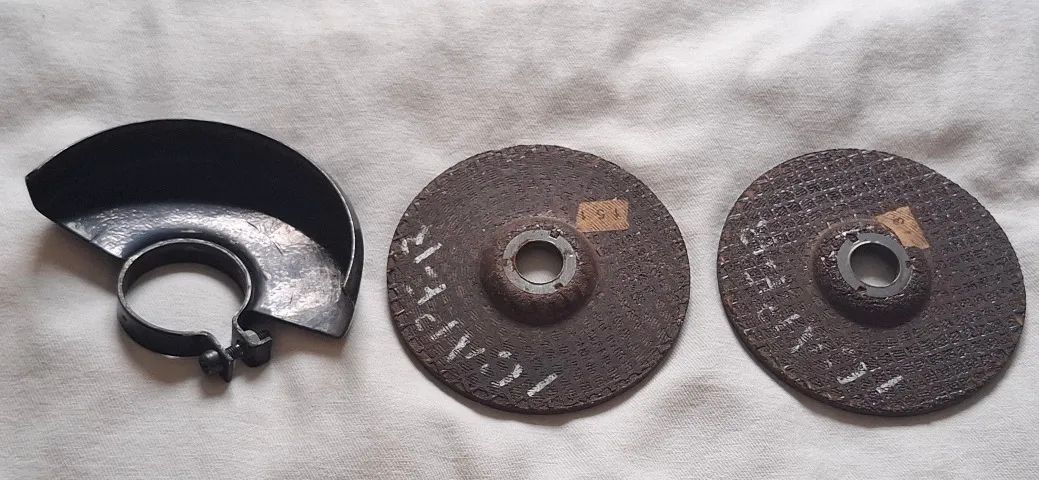 Flange de 4 polegadas para esmerilhadeira/lixadeira e 2 discos de corte novos.  - Foto 4