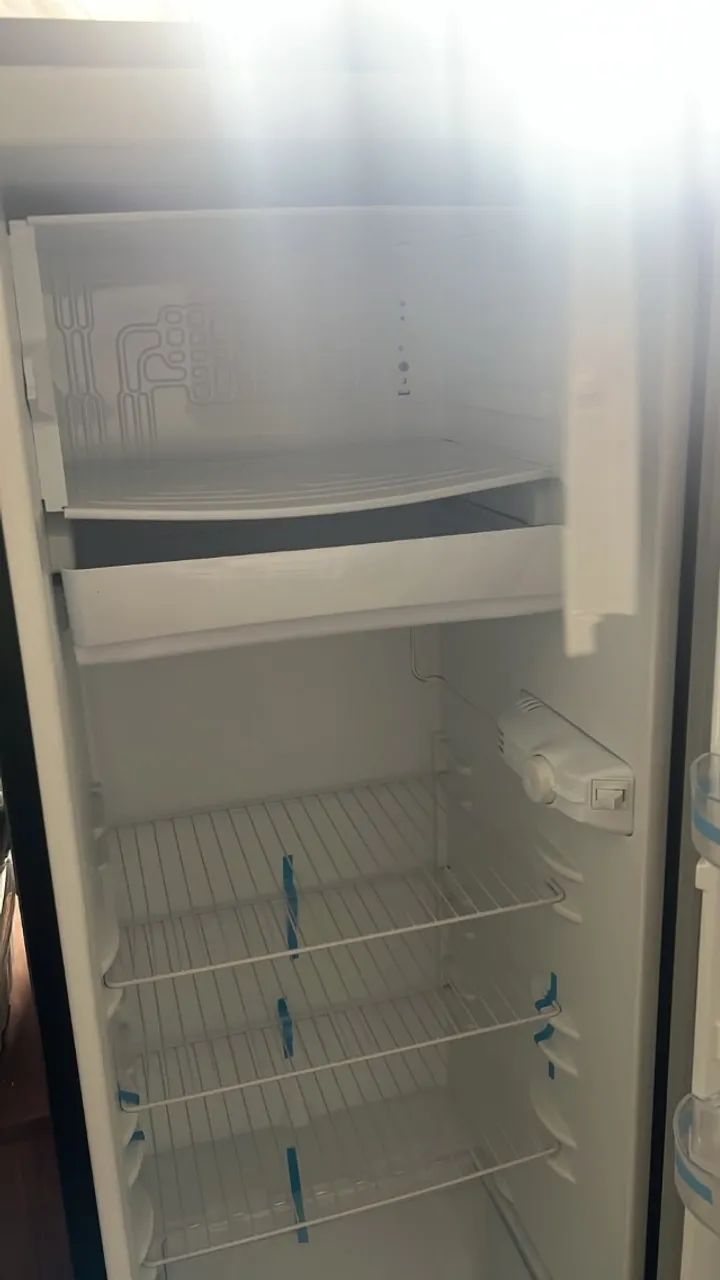 Vendo geladeira com defeito no compressor forte freee marca panasonic - Foto 2