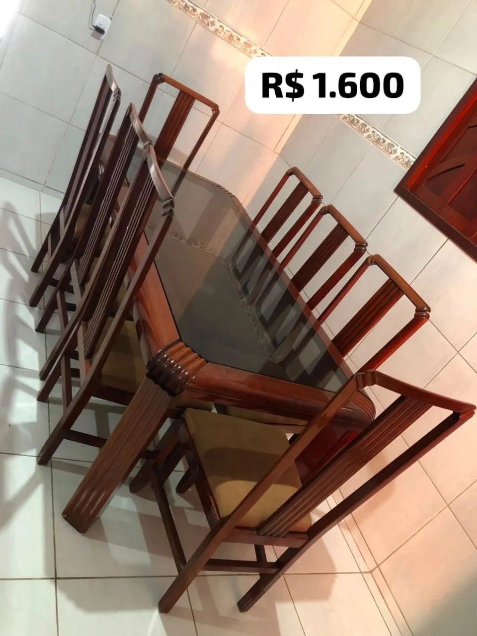 Mesa com 8 cadeiras 