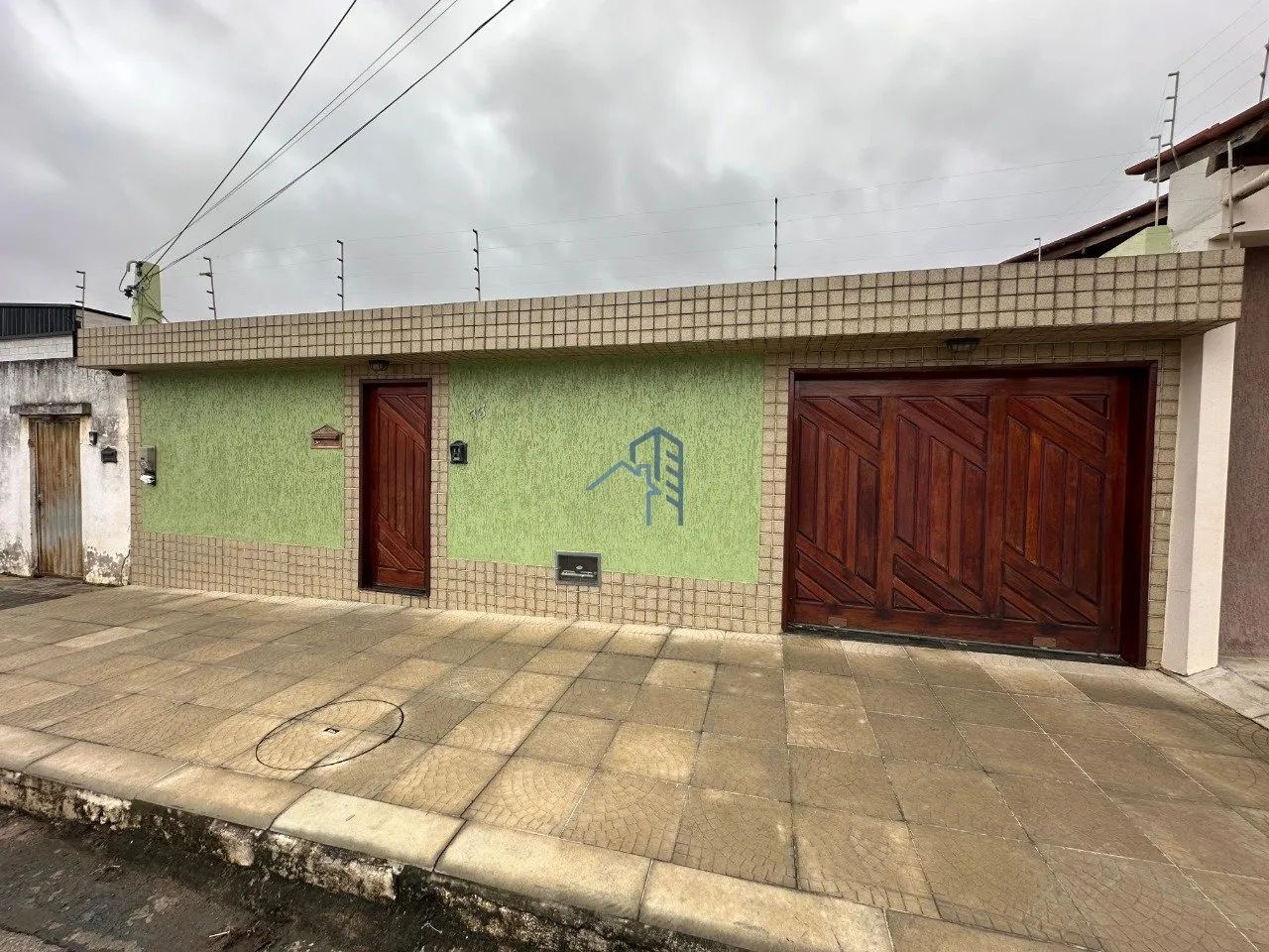 CASA COM 3/4 SENDO UMA SUÍTE