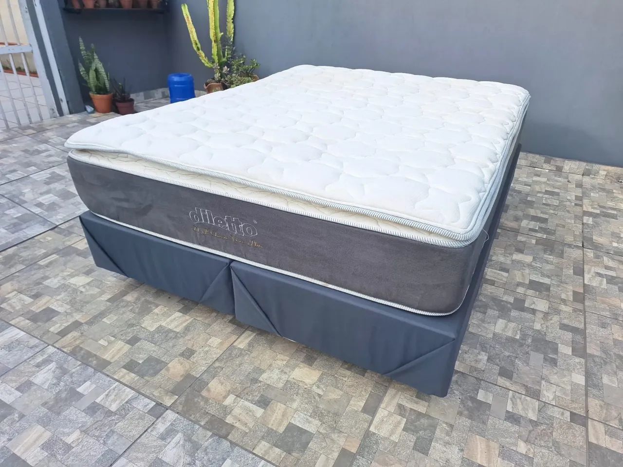 Cama Box Queen Size, excelente colchão 