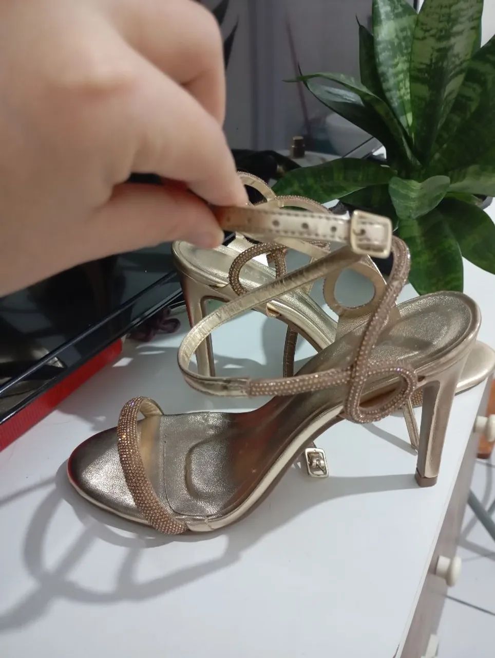 Constance - Salto Strass Dourado 