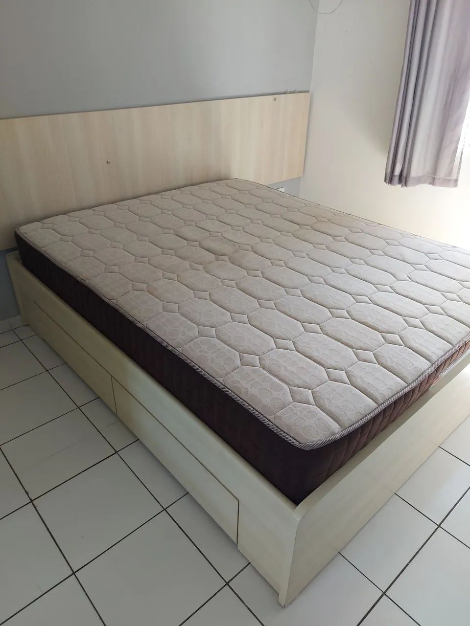 Cama Queen em Madeira com Colchão 