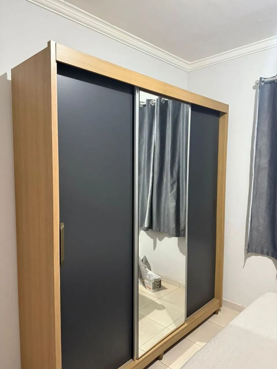 Guarda-roupa à venda.