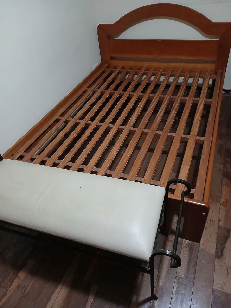 Cama casal de madeira, com criados e namoradeira
