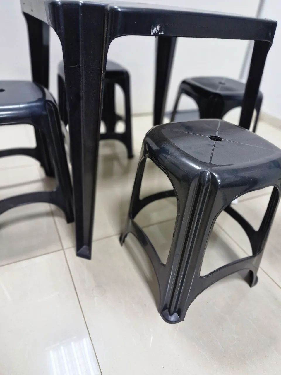 MESA DE PLÁSTICO COM 4 BANQUETAS - Foto 3