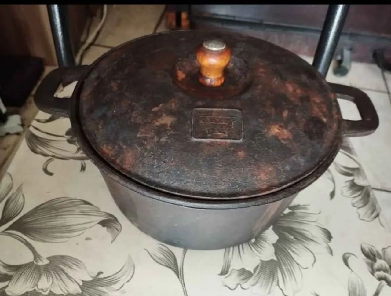 Vintage 3-liter cast iron pot