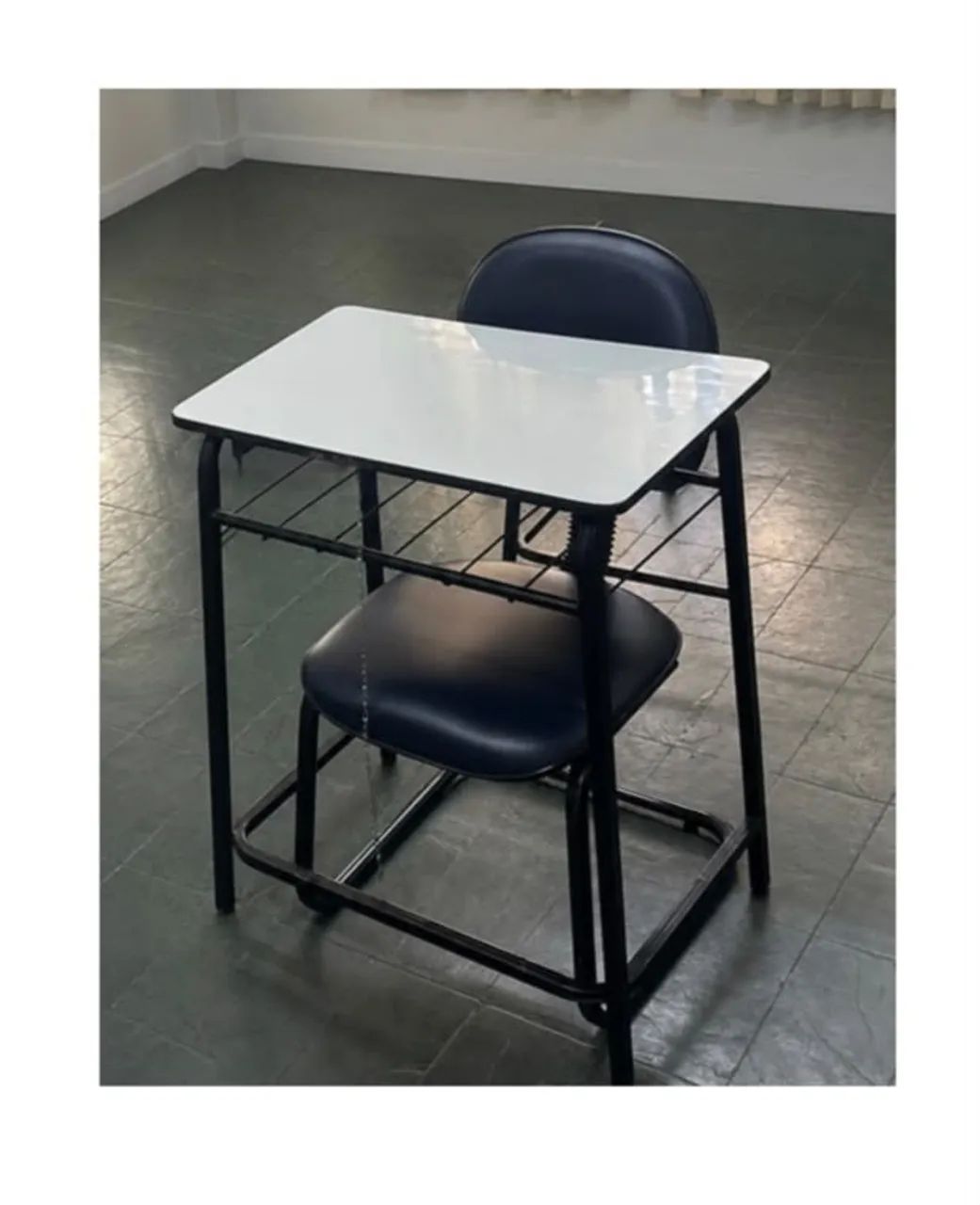 Mesa escolar com cadeira
