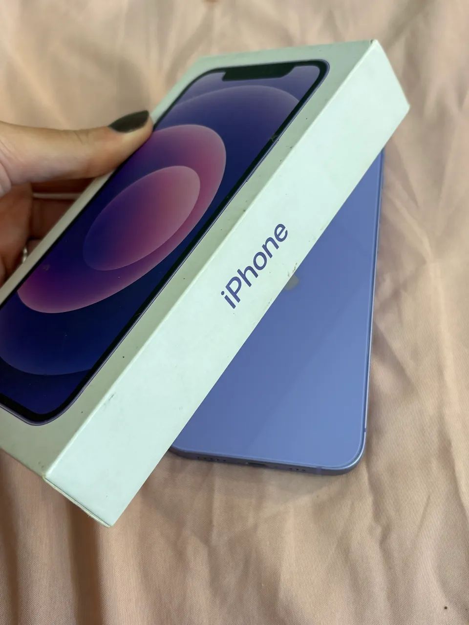 iPhone 12 64gb Roxo em perfeito estado vai acompanhado da caixa