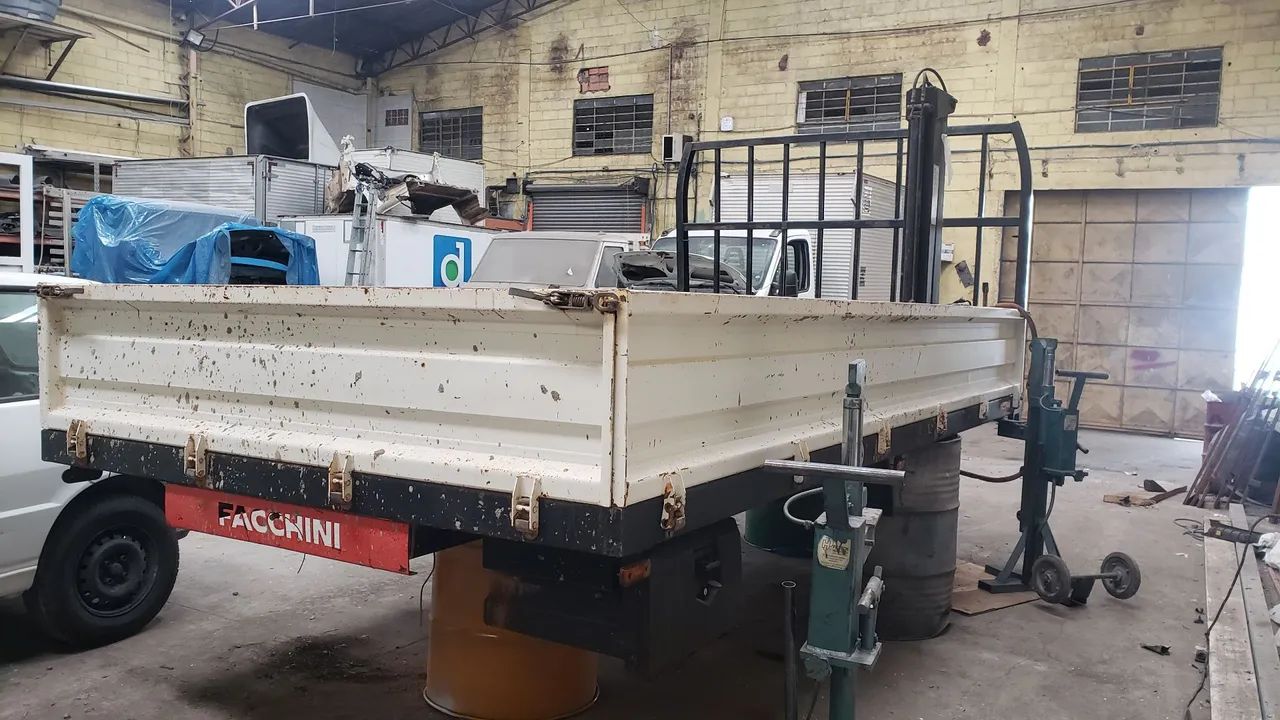 Carroceria de ferro com munck elétrico 