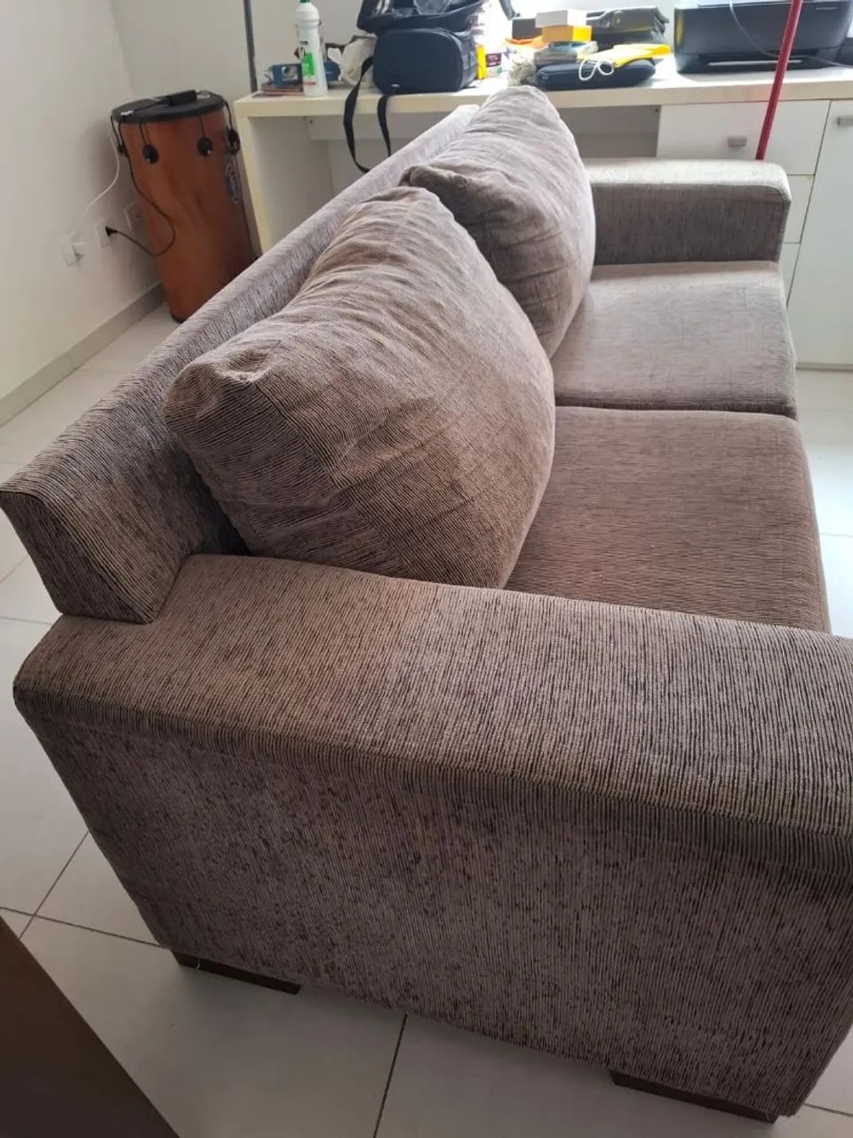 Sofá simples de cor neutra, perfeito para qualquer ambiente 