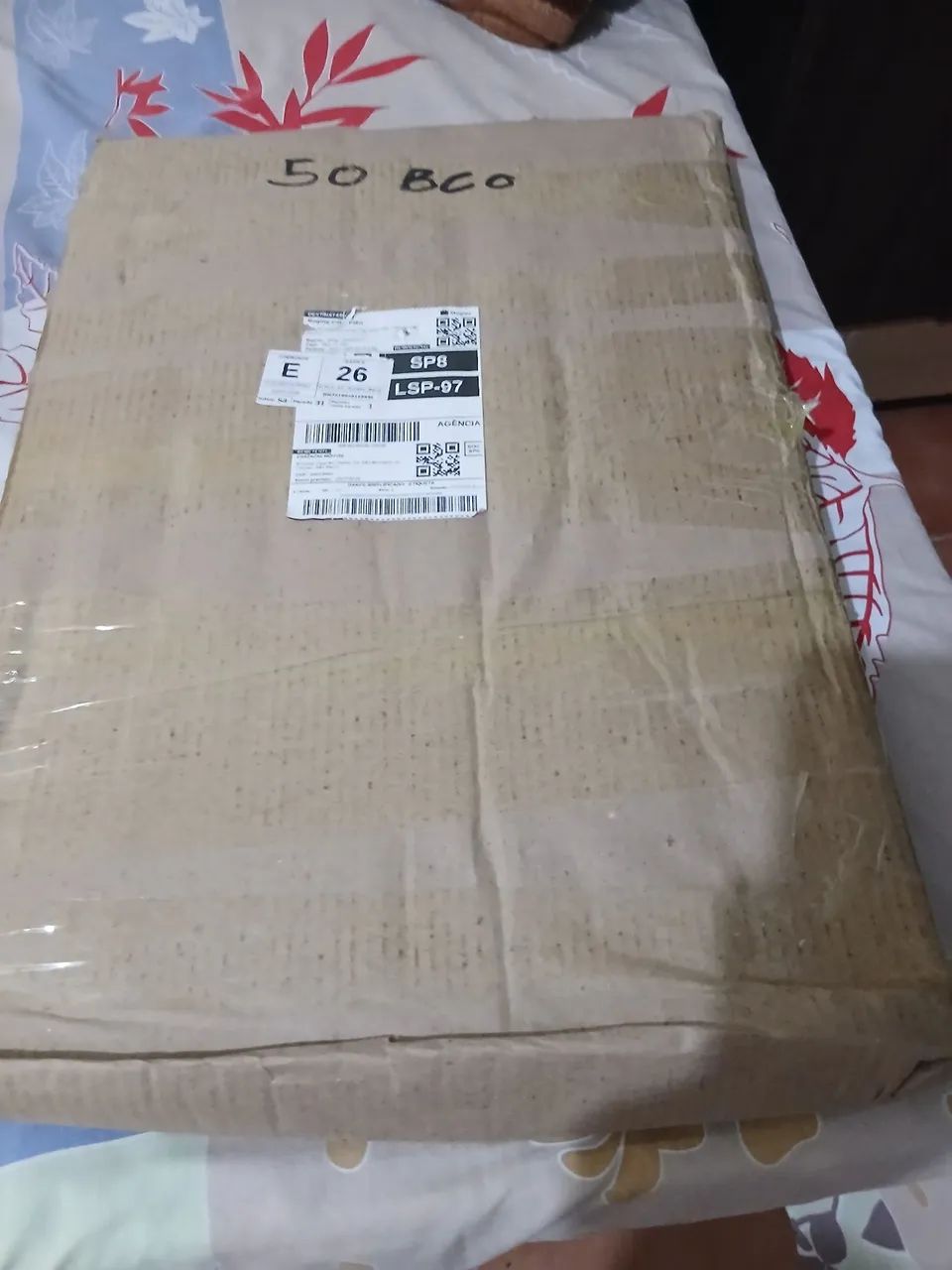 1 suporte , tipo um armarinho para micro-ondas 