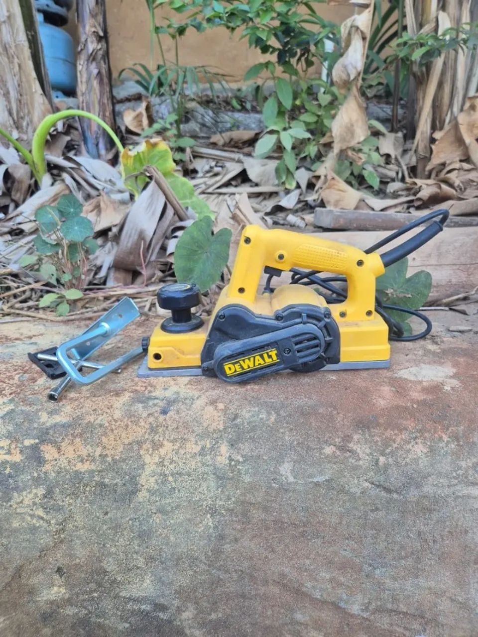 Plaina Elétrica DeWalt D26676 - Foto 2