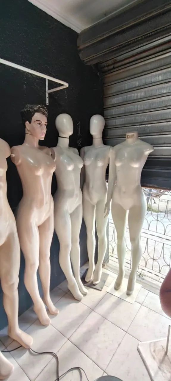 Manequins, bustos, balcão vitrine, araras, cabide acrílico/ corpinho PVC e bracinhos  - Foto 5