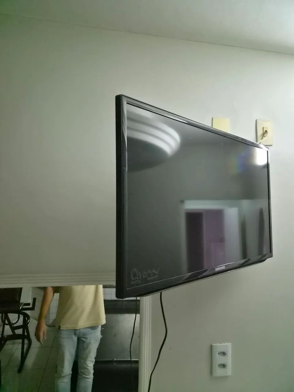 TV Samsung 32 Polegadas Convencional + Controle e Suporte de Parede