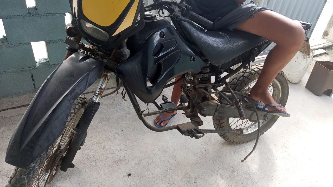 Vende se SUCATA DE UMA MOTO XTZ 125 sem motor 
