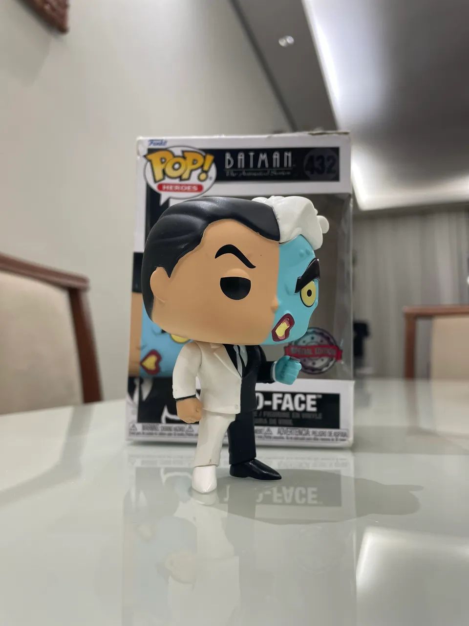 Funko Pop! Two-Face Batman LA Comic Con 2021 Exclusive #432 - Foto 4