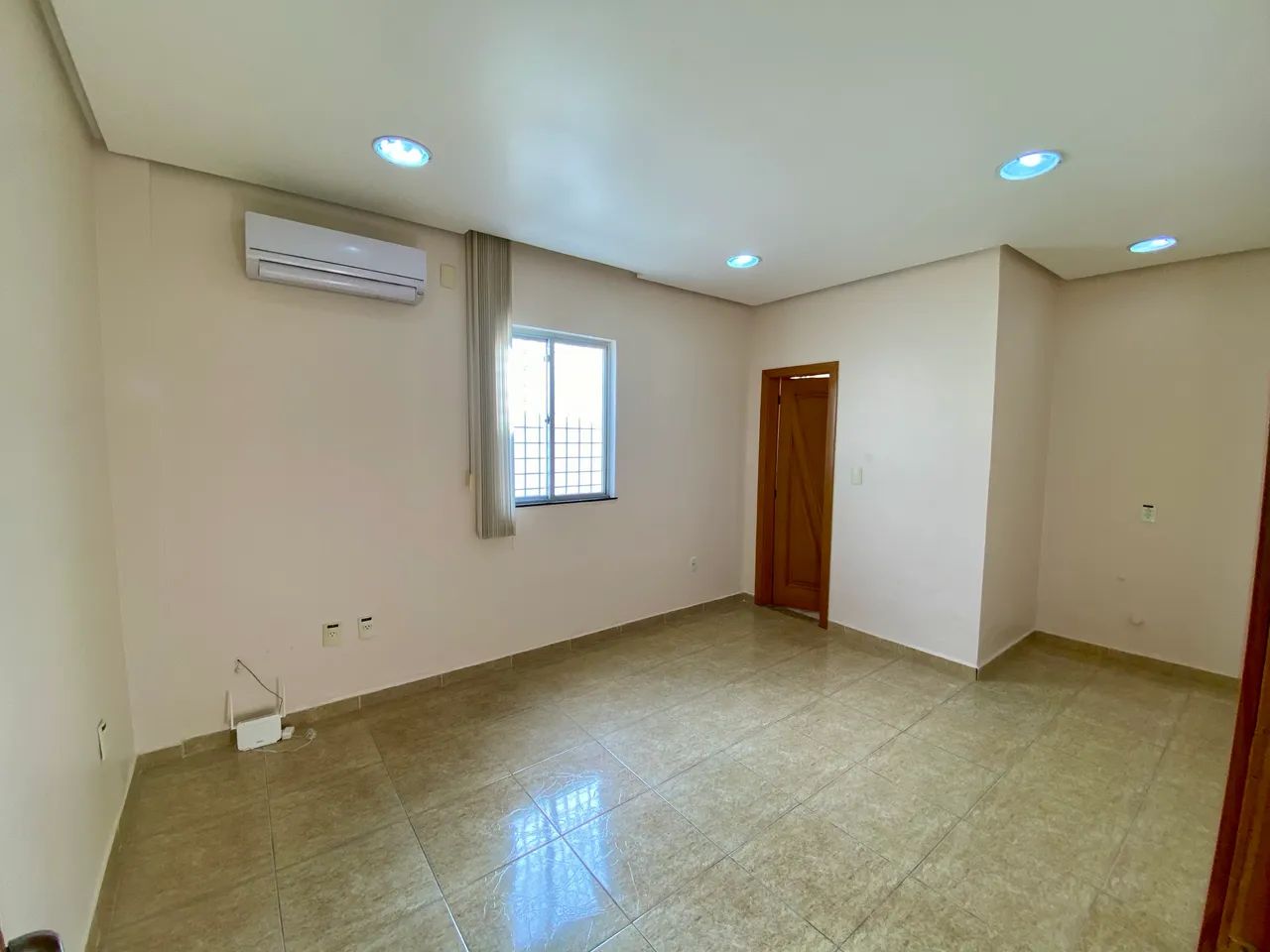 Ampla sala comercial