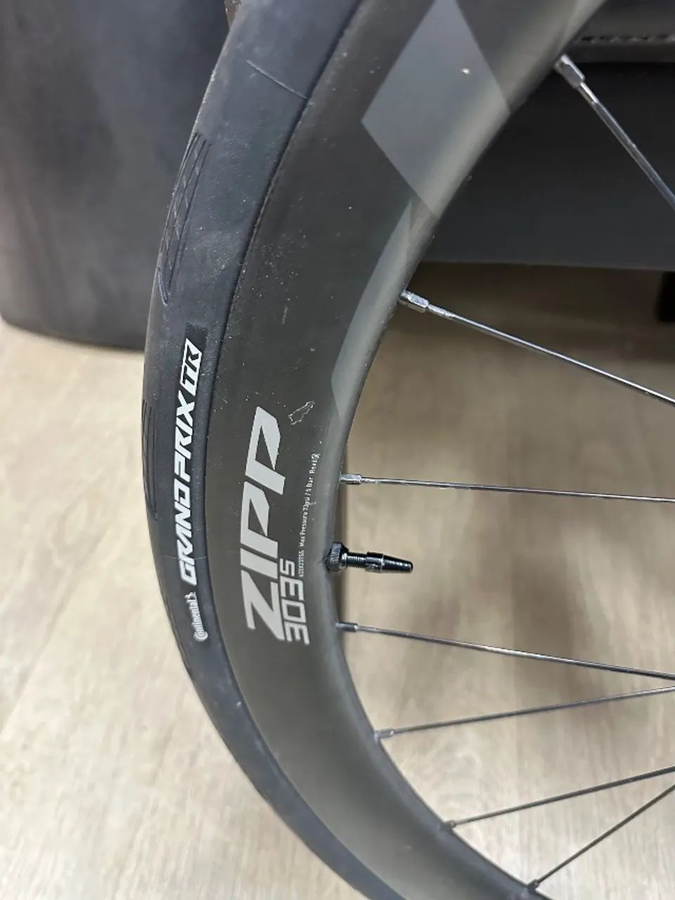 Par de roda ZIPP 303s usada com pneu zero km - Foto 3