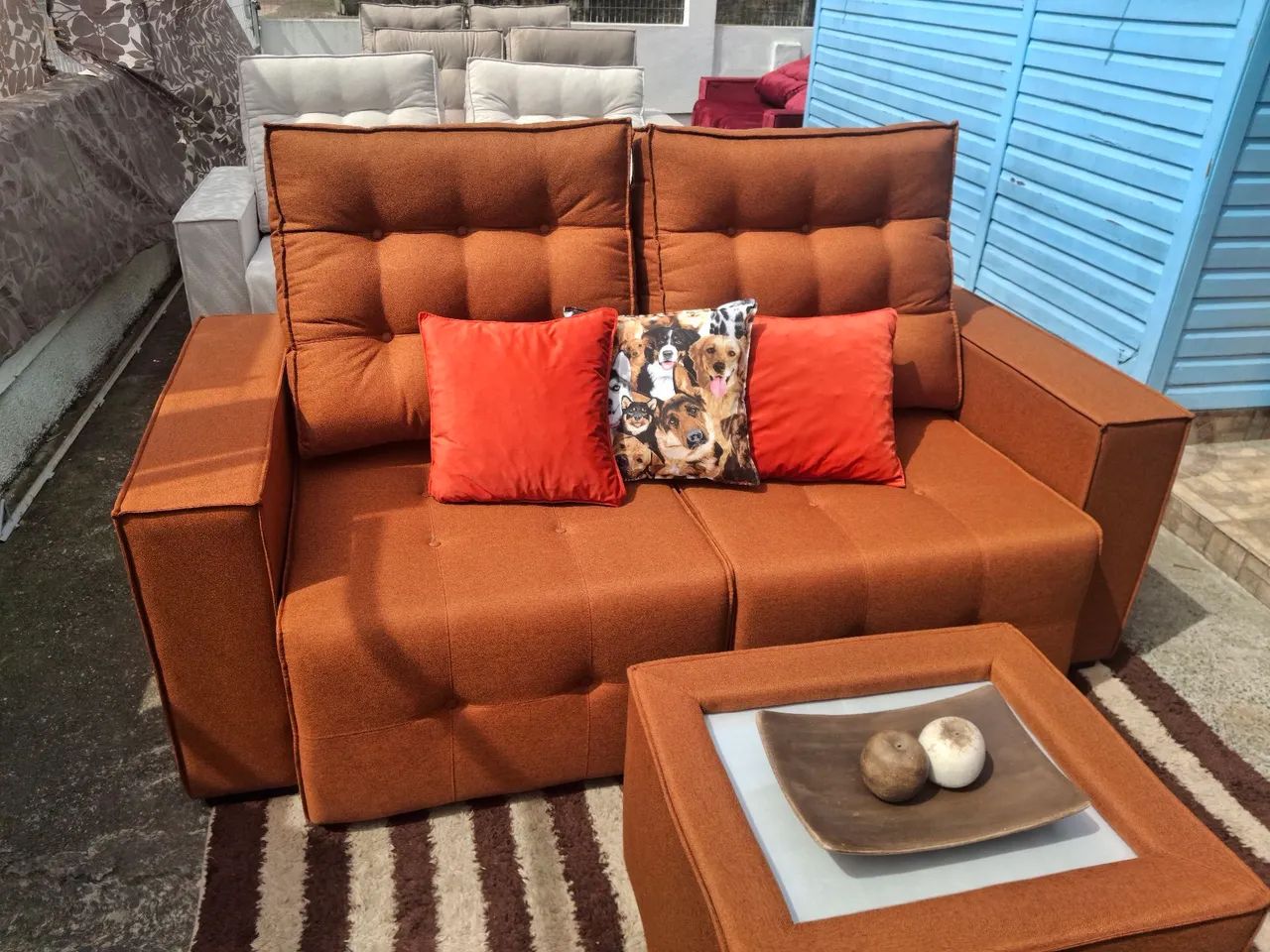 Modulo de sofás e mesa centro com vidrio