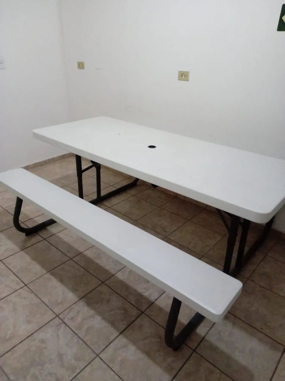 Mesa com banco acoplado dobráveis. 