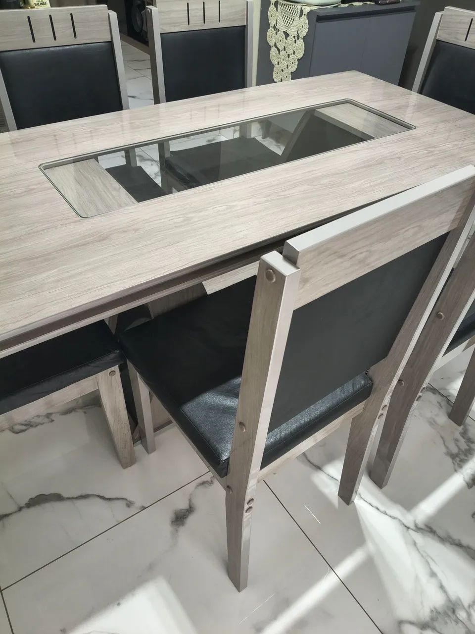 Mesa com 6 cadeiras 