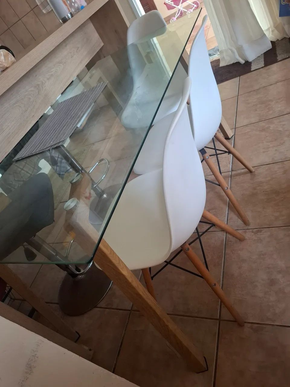 Vendo mesa de vidro com 4 cadeiras - Foto 2