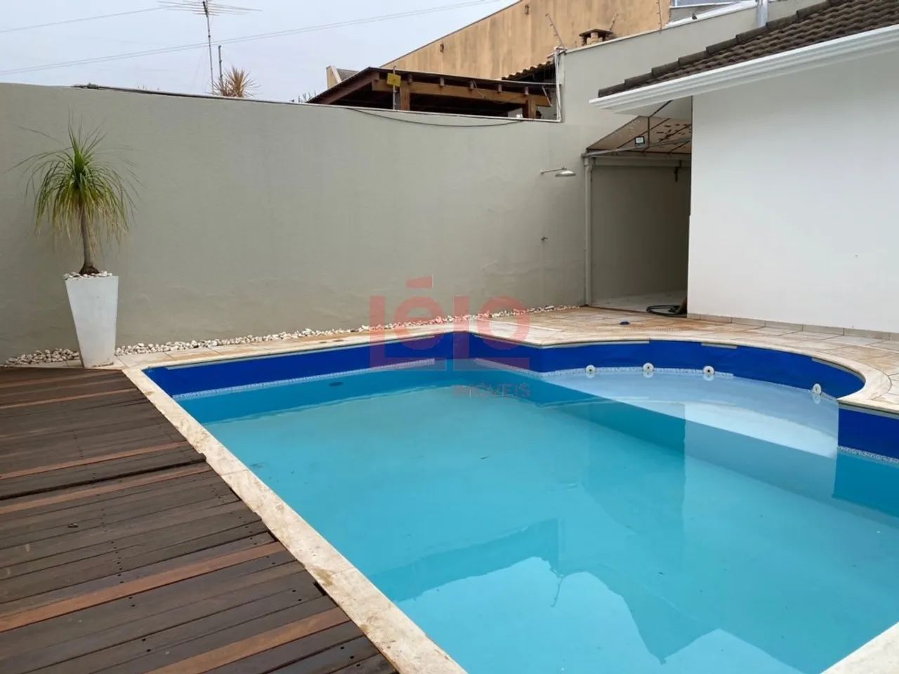 Casa semimobiliada de 3 quartos para alugar no Jardim Paris em Maringá com piscina e suíte - Foto 2