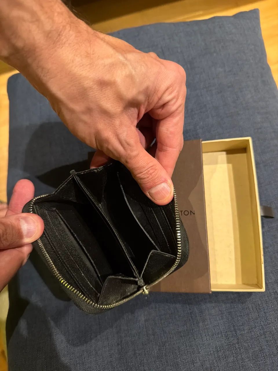 Carteira Louis Vuitton Zippy Coin Purse - couro preta - Foto 4