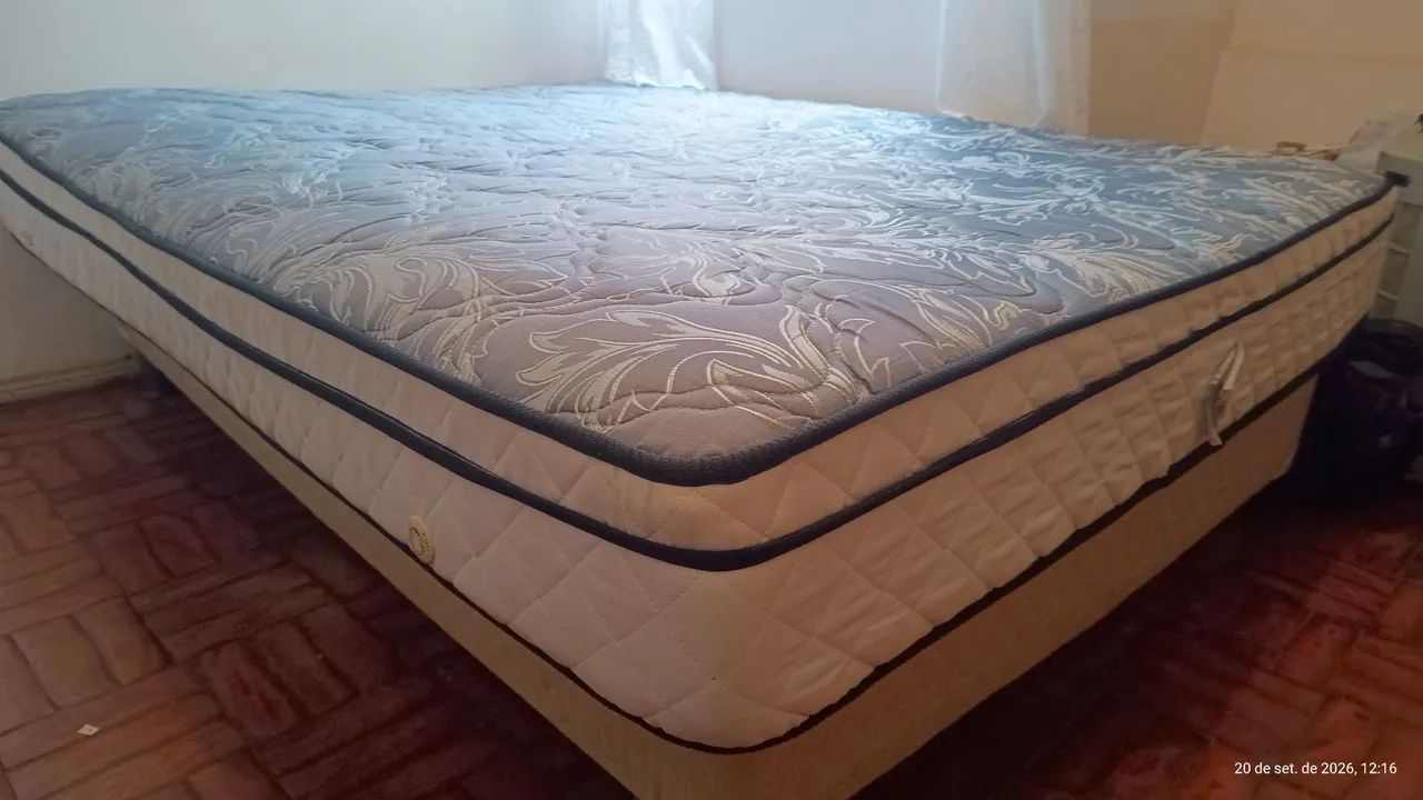 Cama box casal + colchão queen size em bom estado.