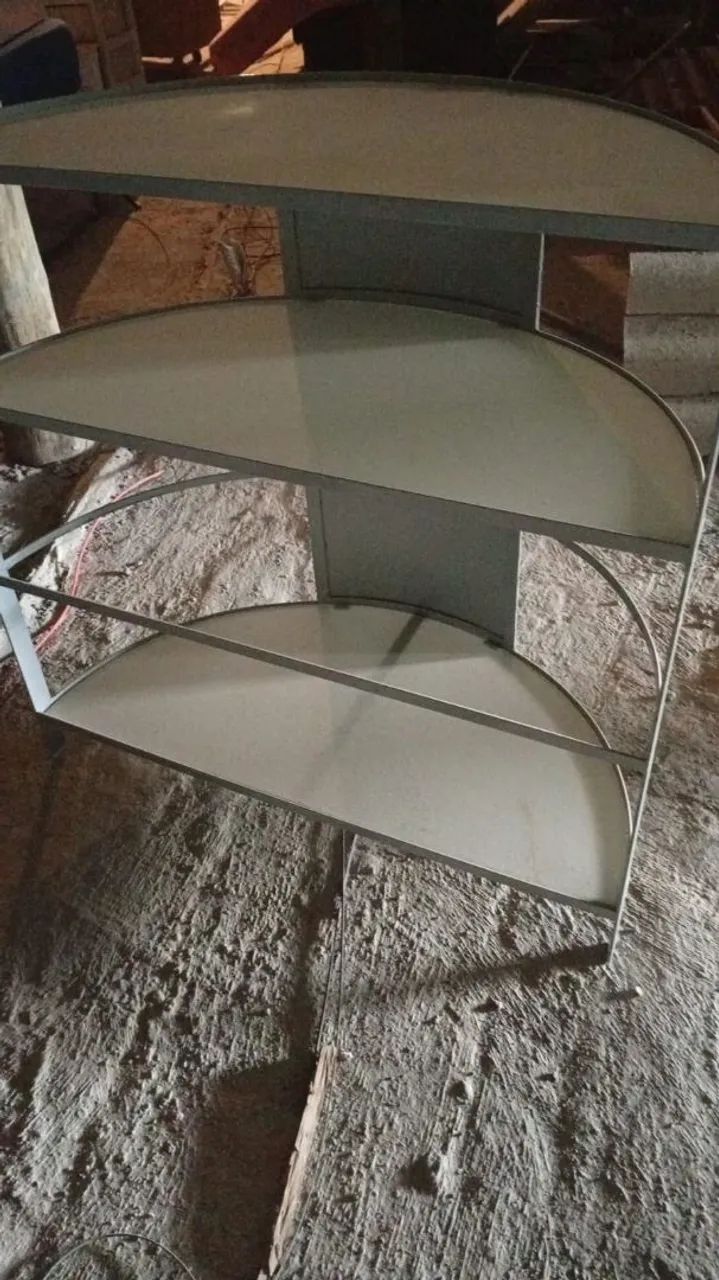 Prateleiras de vitrine em bom estado.