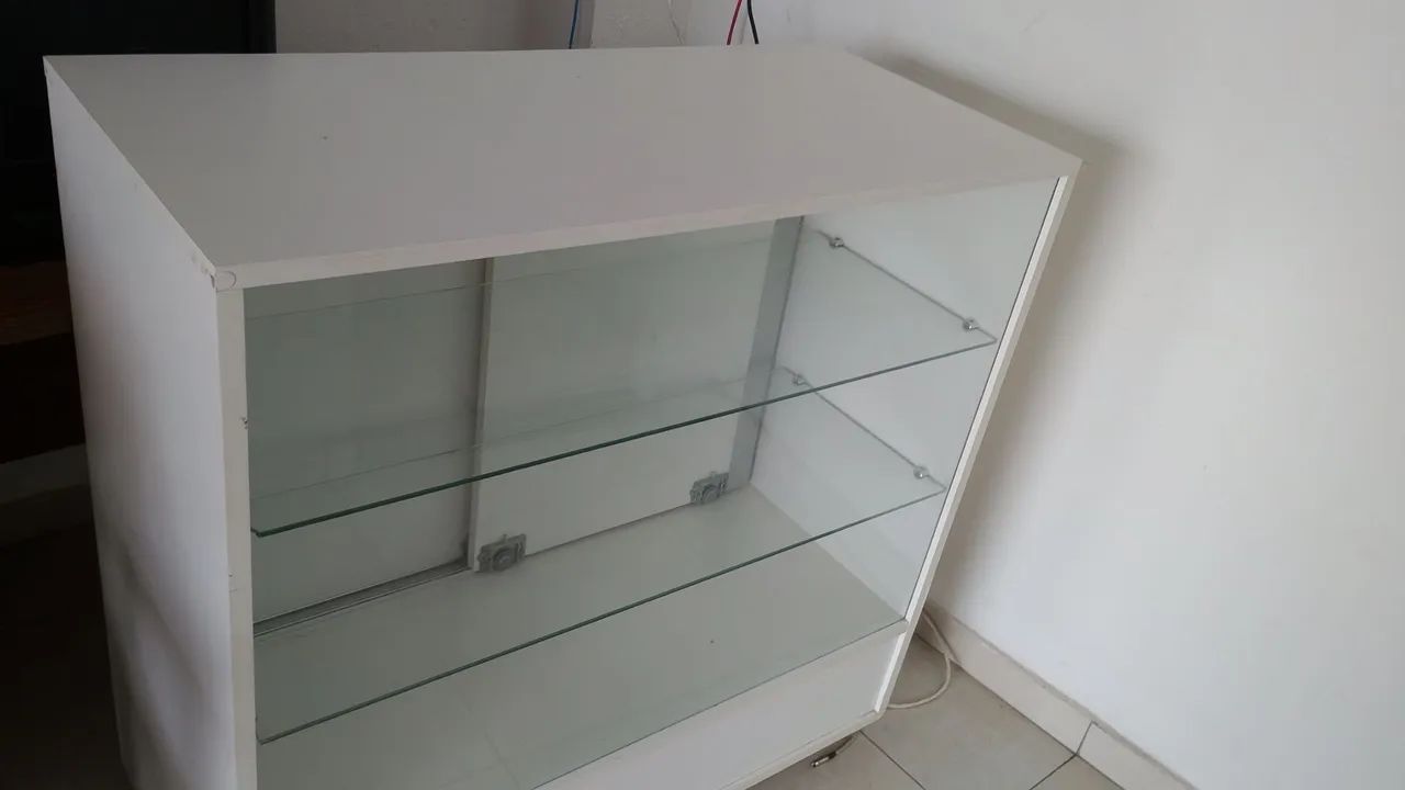 Balcão vitrine  com vidros e portas traseira 