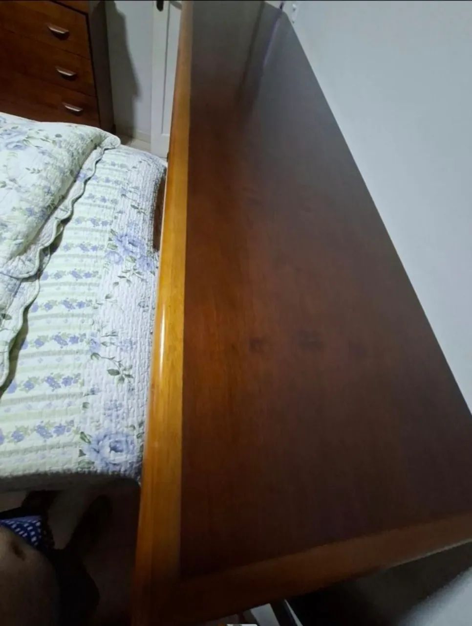Vendo Cabeceira de cama, com baú e com mesa de cabeceira - Foto 4